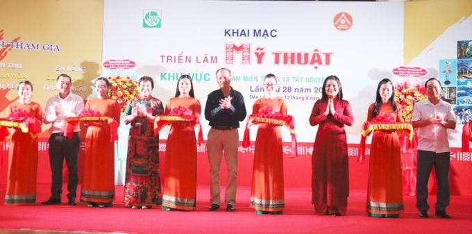 Các đại biểu cắt băng khai mại triển lãm tại Buôn Ma Thuột Đắk Lắk (Ảnh Báo Đắk Lắk)
