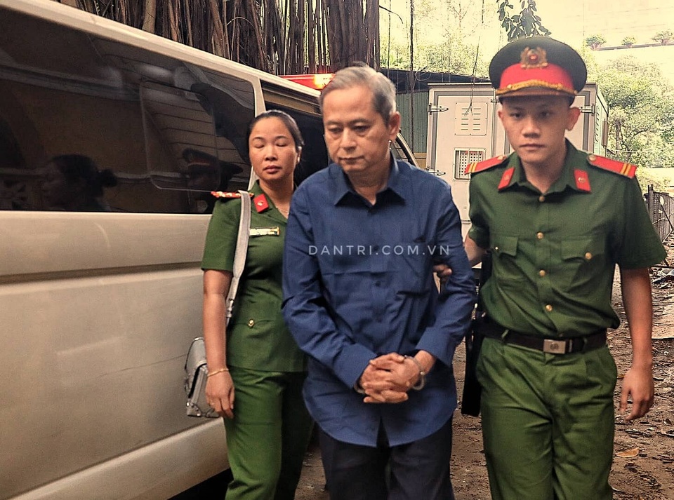 Nguyên Phó Chủ tịch TPHCM Nguyễn Hữu Tín đến tòa trong dáng vẻ gầy gò - 3 Nguyên Phó Chủ tịch TPHCM Nguyễn Hữu Tín đến tòa trong dáng vẻ gầy gò - 3