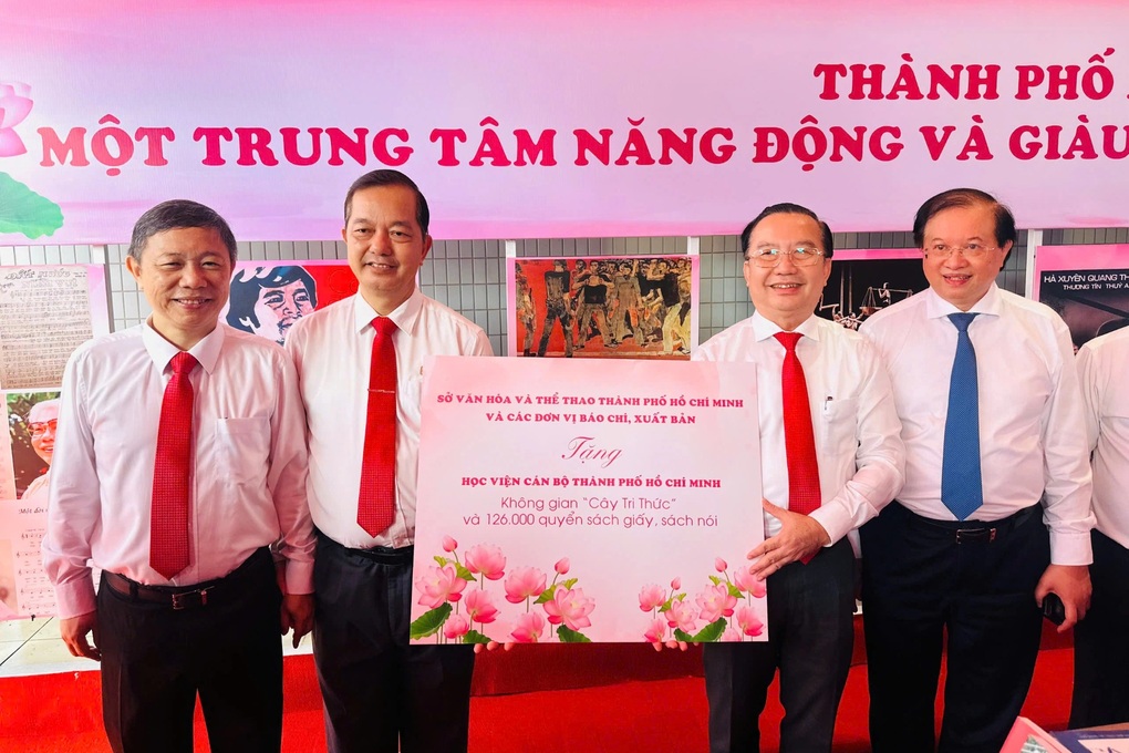 Trao tặng Không gian Cây tri thức và 126.000 quyển sách tại TPHCM - 2 Trao tặng Không gian Cây tri thức và 126.000 quyển sách tại TPHCM - 2