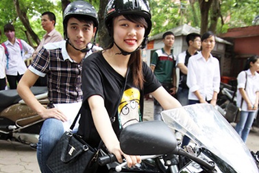 Nữ xế mô tô “khủng” làm xe ôm miễn phí chở sĩ tử