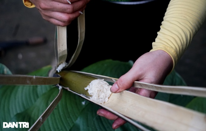 Độc đáo món cơm đồ trong ống nứa, mang hơi thở của núi rừng - 11 Độc đáo món cơm đồ trong ống nứa, mang hơi thở của núi rừng - 11