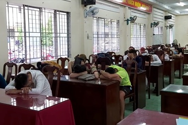 20 nam nữ phê ma túy trong quán karaoke