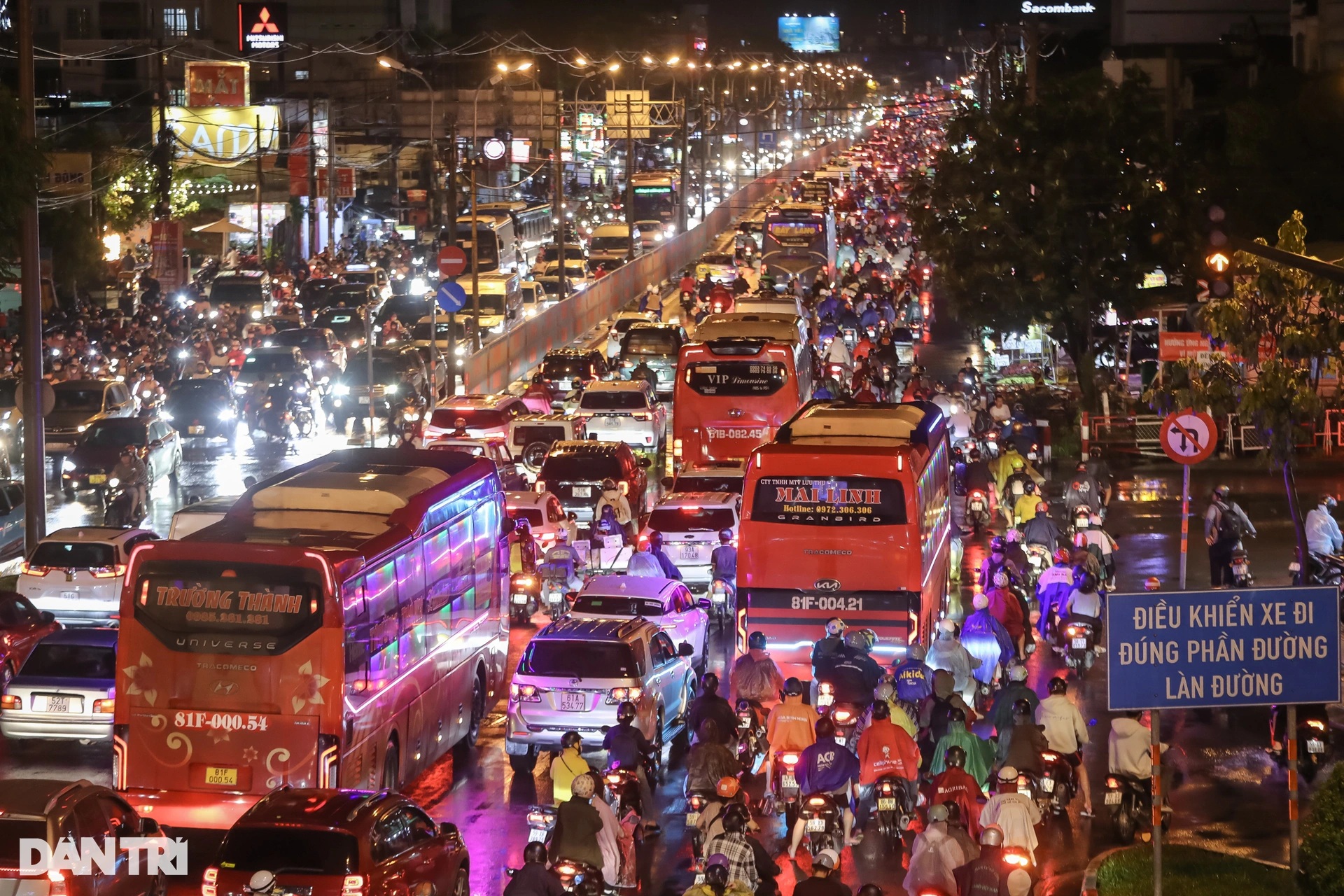 Giao thông tê liệt sau cơn mưa lớn ở TPHCM - 1 Giao thông tê liệt sau cơn mưa lớn ở TPHCM - 1