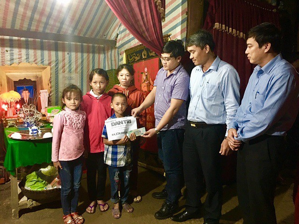 Bạn đọc Dân trí chung tay giúp đỡ xây nhà tặng mẹ con goá phụ nghèo - 1 Bạn đọc Dân trí chung tay giúp đỡ xây nhà tặng mẹ con goá phụ nghèo - 1