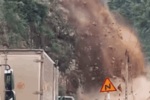 Đất đá sạt lở xuống quốc lộ ở Sơn La, nhiều người thoát nạn