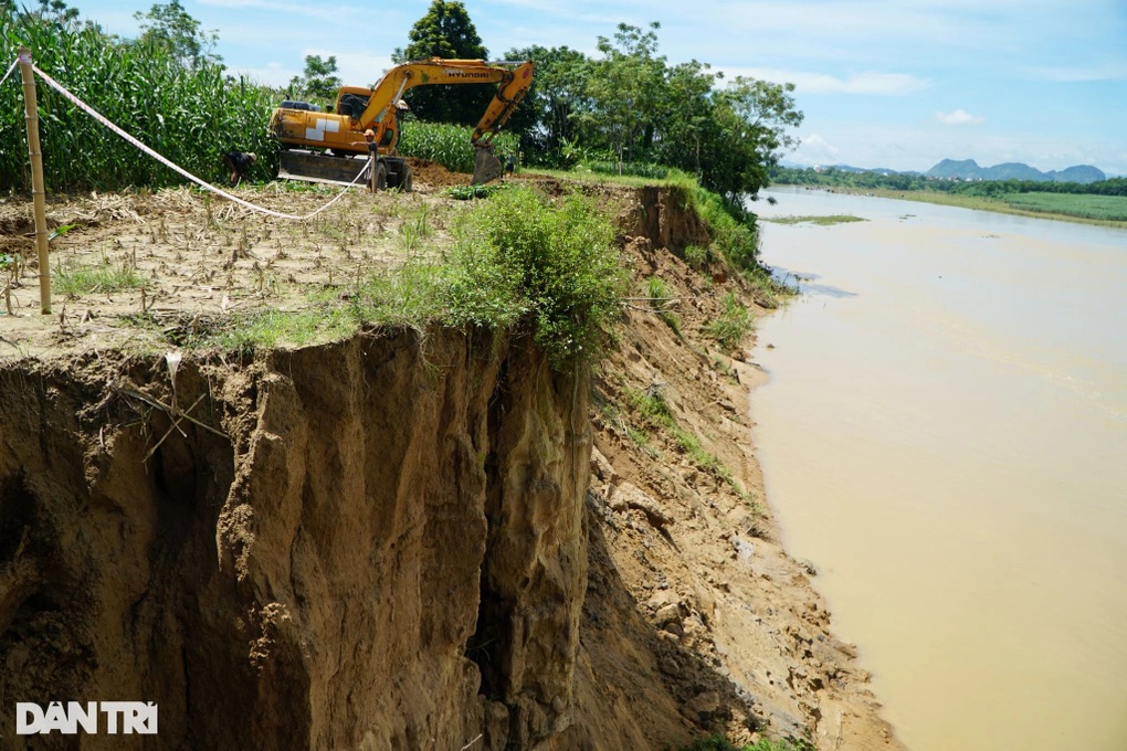 Thanh Hóa: Bờ sông Chu sạt lở, người dân lo làng bị nuốt - 1