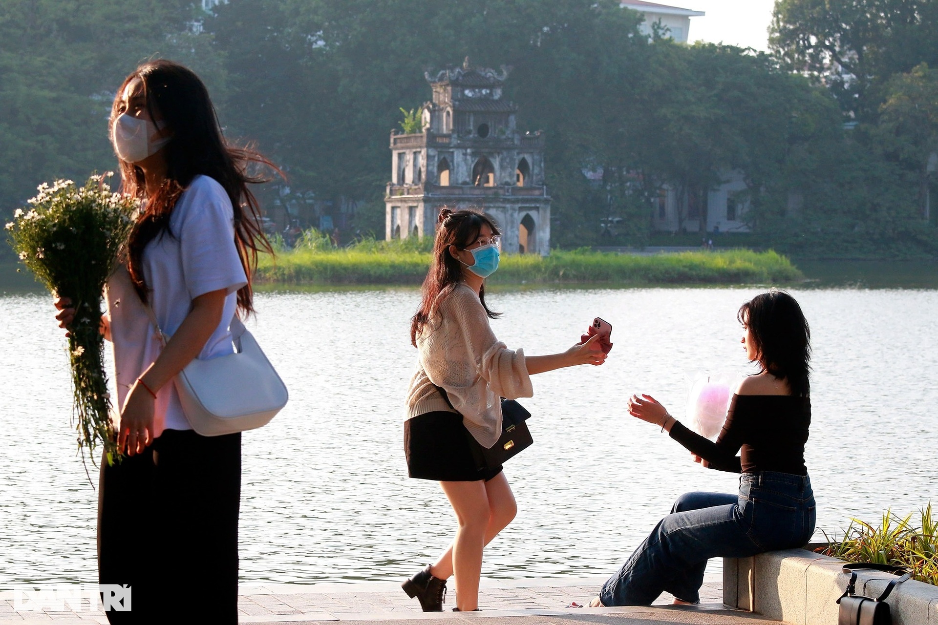 Hồ Gươm đông nghịt người vui chơi, tản bộ trong chiều thu nắng đẹp - 5 Hồ Gươm đông nghịt người vui chơi, tản bộ trong chiều thu nắng đẹp - 5