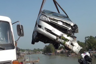 Ô tô tông xe máy, cả hai xe rơi xuống sông Hậu