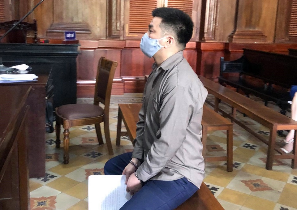 Thanh niên Mông Cổ dùng thẻ tín dụng giả mua điện thoại - 1