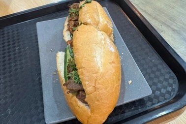 Người dân bất bình bánh mỳ 208.000 đồng ở sân bay: Đúng là giá "trên trời"!