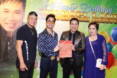 Ngọc Sơn giản dị đến chúc mừng sinh nhật học trò Michael Lang