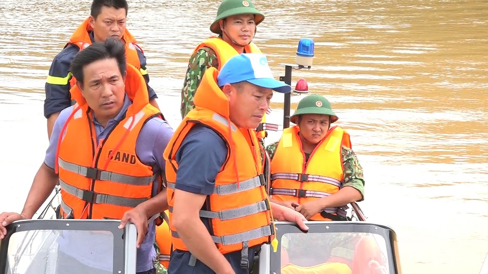 Công an và quân đội tổ chức cứu hộ Rào Trăng 3 bằng đường thủy  - 5