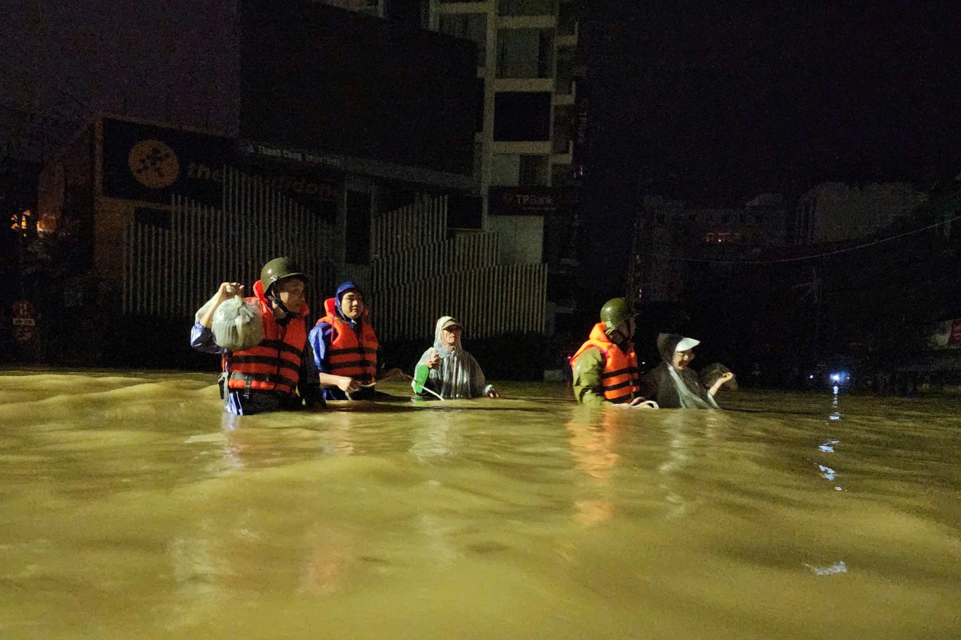 Lũ bao vây Kinh thành Huế, đường vào Đại nội nước chảy cuồn cuộn - 16 Lũ bao vây Kinh thành Huế, đường vào Đại nội nước chảy cuồn cuộn - 16