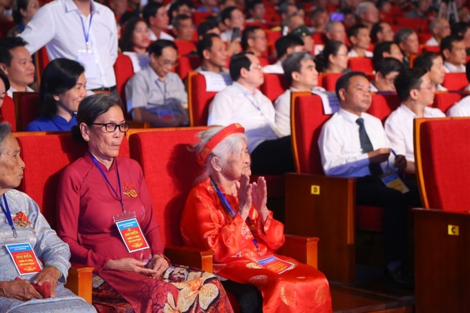 Bà Mẹ Việt Nam anh hùng tuổi cao tham dự Hội nghị.