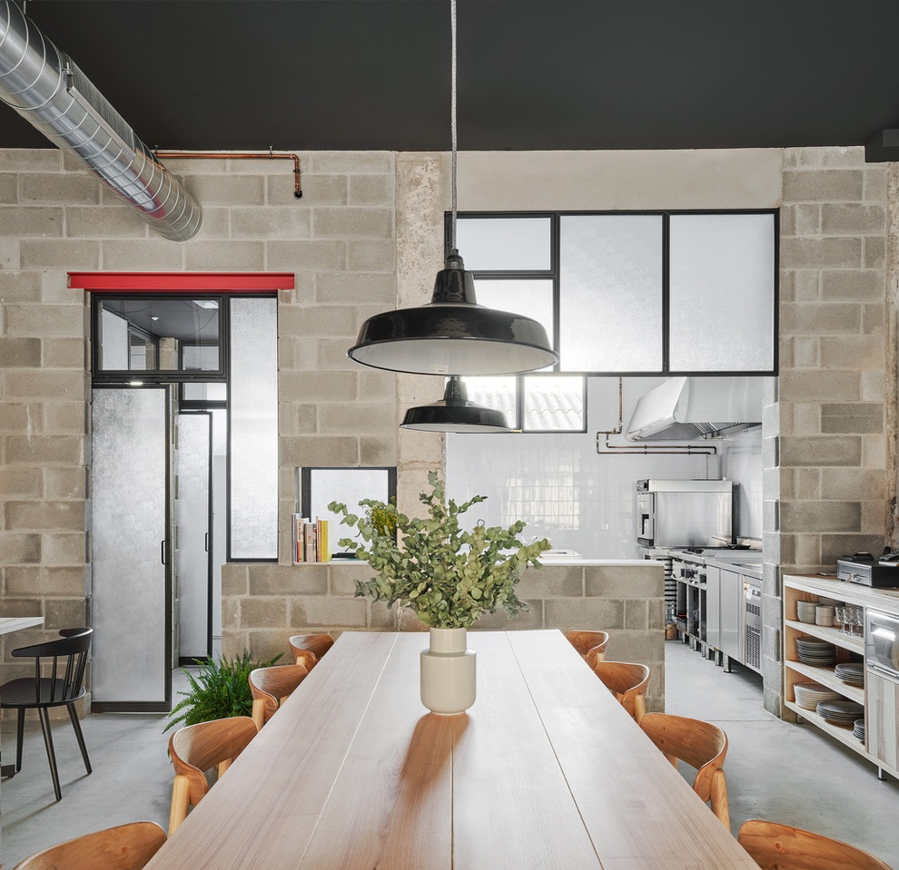 Tuyệt chiêu lấy sáng của quán cà phê cải tạo từ văn phòng cũ - 8 Tuyệt chiêu lấy sáng của quán cà phê cải tạo từ văn phòng cũ - 8