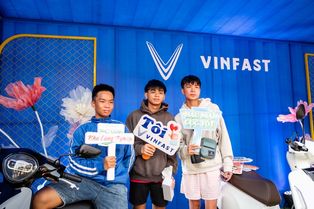 Người lao động ở TPHCM hào hứng với xe máy điện VinFast - 1 Người lao động ở TPHCM hào hứng với xe máy điện VinFast - 1