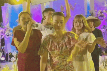 Clip hai bà sui "quẩy cực sung" trong đám cưới Mạc Văn Khoa gây sốt