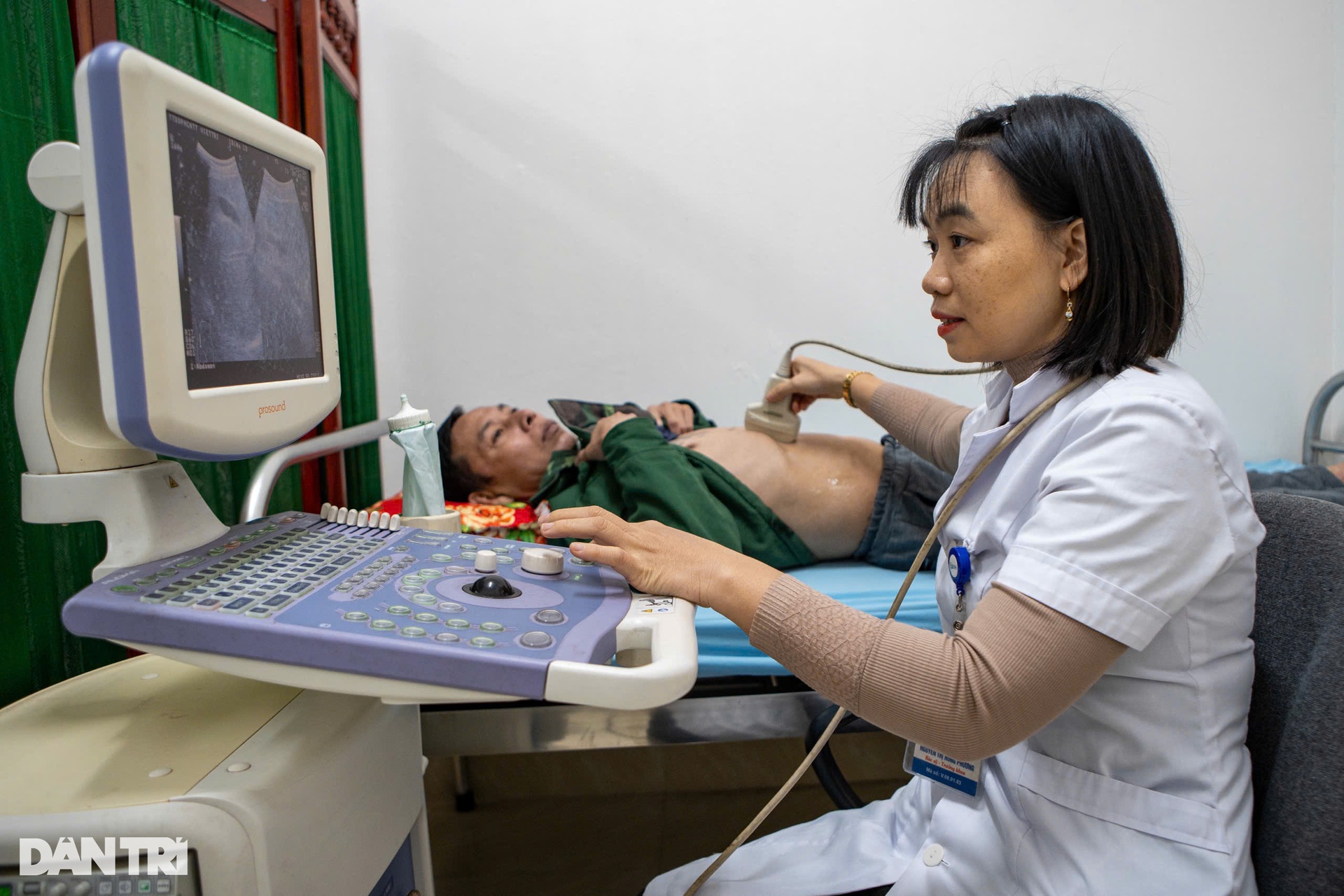 Đến với trẻ khuyết tật bằng tấm lòng người cha, người mẹ mới... trụ được - 3 Đến với trẻ khuyết tật bằng tấm lòng người cha, người mẹ mới... trụ được - 3