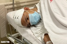 Chàng trai 26 tuổi nhập viện mổ não lần 5, mẹ nghèo cầu xin sự giúp đỡ