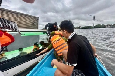 Cố băng qua vùng lũ, xe tải và 2 người mắc kẹt