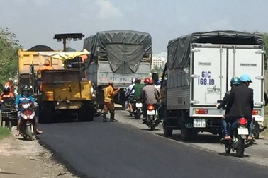 Thi công trải nhựa gây cản trở giao thông nghiêm trọng