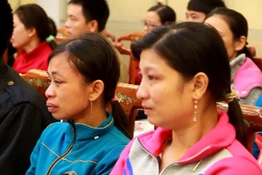 Vùng lũ Bình Định: Những góa phụ khóc nghẹn khi nhận sổ tiết kiệm