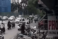 Xác minh clip người đàn ông mở cửa ô tô làm ngã người đi xe máy