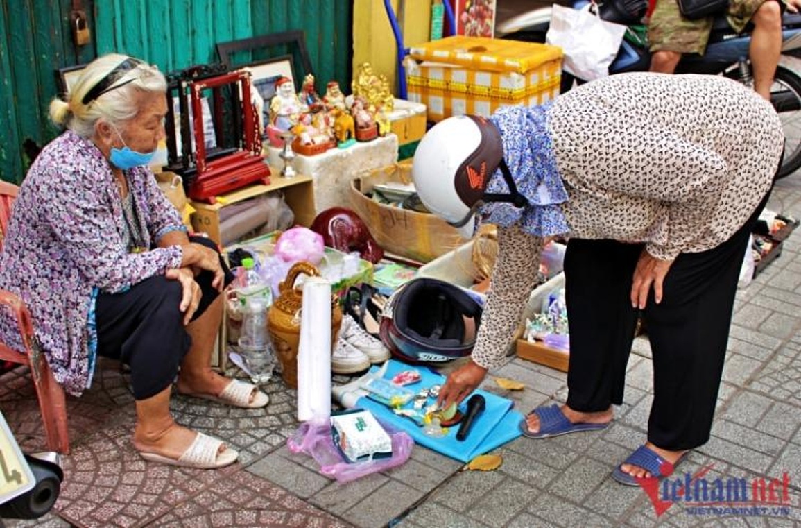 Nợ nần chồng chất, bà trùm đồ cổ TPHCM một thời ra vỉa hè kiếm sống - 5 Nợ nần chồng chất, bà trùm đồ cổ TPHCM một thời ra vỉa hè kiếm sống - 5