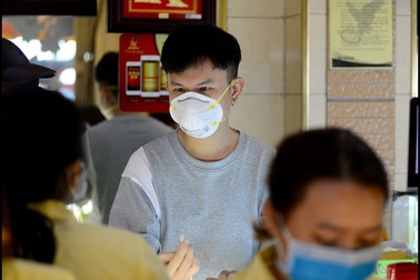 Khách đến mua vàng hắt xì, cả tiệm vàng hốt hoảng ngày vía thần tài