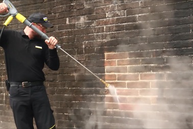 Xem công nghệ tẩy rêu hiện đại trên di sản UNESCO tại Huế