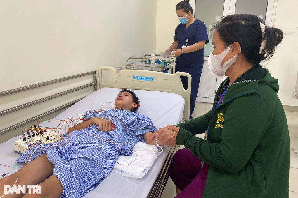 Bà nội xin đưa cháu mồ côi bố rời viện vì không có tiền - 2 Bà nội xin đưa cháu mồ côi bố rời viện vì không có tiền - 2
