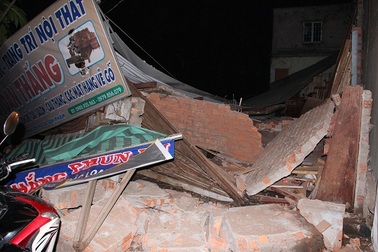 Nhà đổ sập, "vỡ vụn" sau cơn mưa lớn
