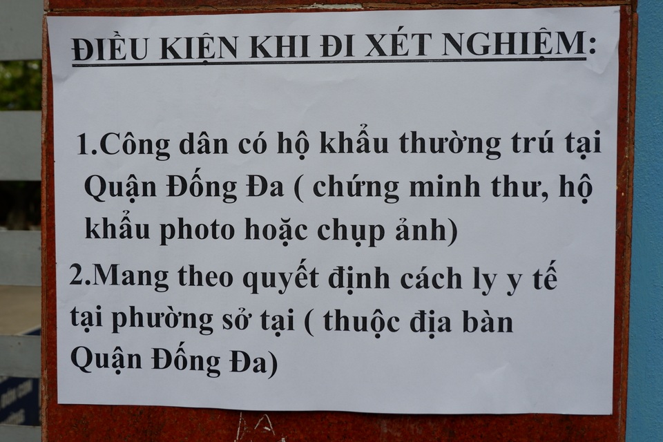 Người dân mang theo đồ ăn, ghế ngồi cố thủ chờ xét nghiệm nhanh Covid-19 - 9 Người dân mang theo đồ ăn, ghế ngồi cố thủ chờ xét nghiệm nhanh Covid-19 - 9