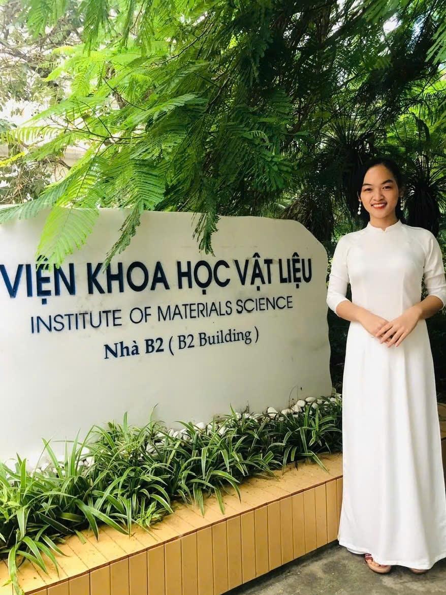 บัณฑิตเยี่ยมยอดและของขวัญสำหรับคุณแม่ผู้ล่วงลับ - 4 Thủ khoa tốt nghiệp xuất sắc và món quà dành tặng người mẹ đã khuất - 4