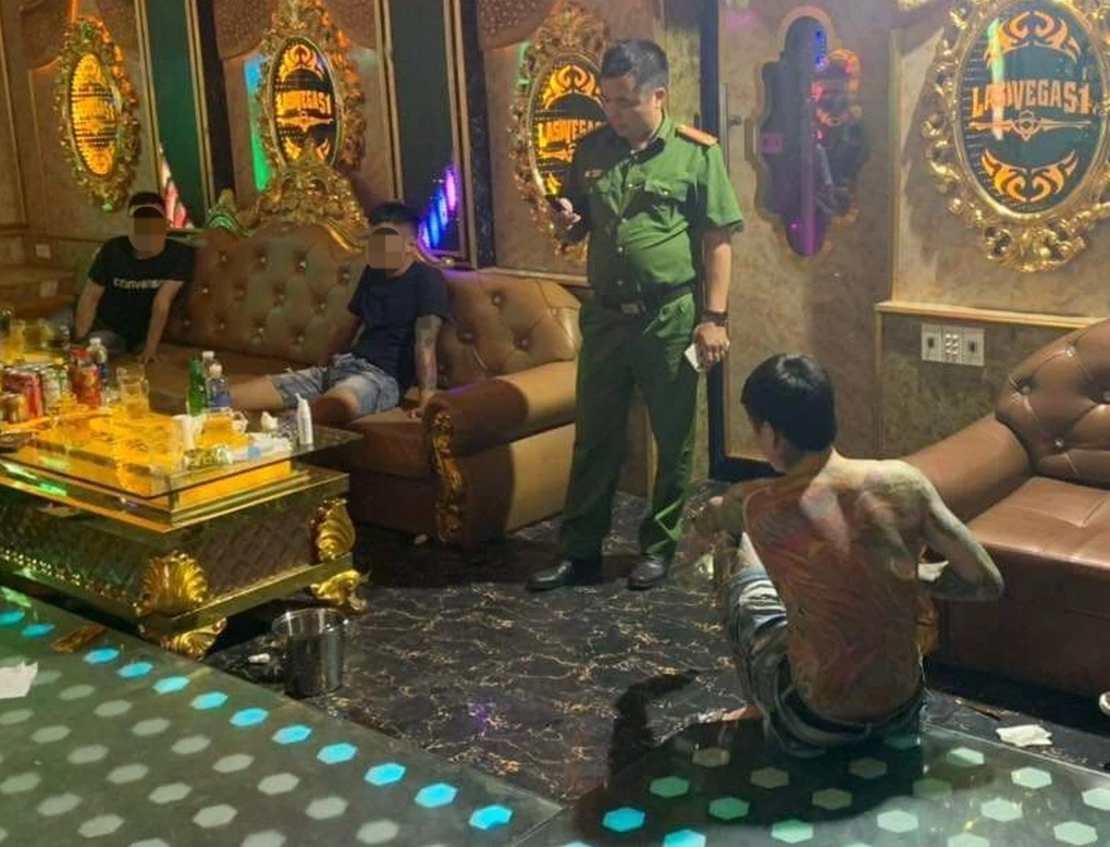 13 người dương tính với ma túy trong quán karaoke vừa khai trương - 1 13 người dương tính với ma túy trong quán karaoke vừa khai trương - 1