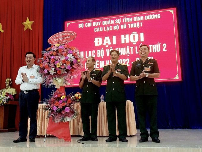 Ông Cao Văn Chóng (bìa trái) – Phó Giám đốc Sở Văn hóa, Thể thao và  Du lịch tỉnh Bình Dương tặng hoa chúc mừng Đại hội.
