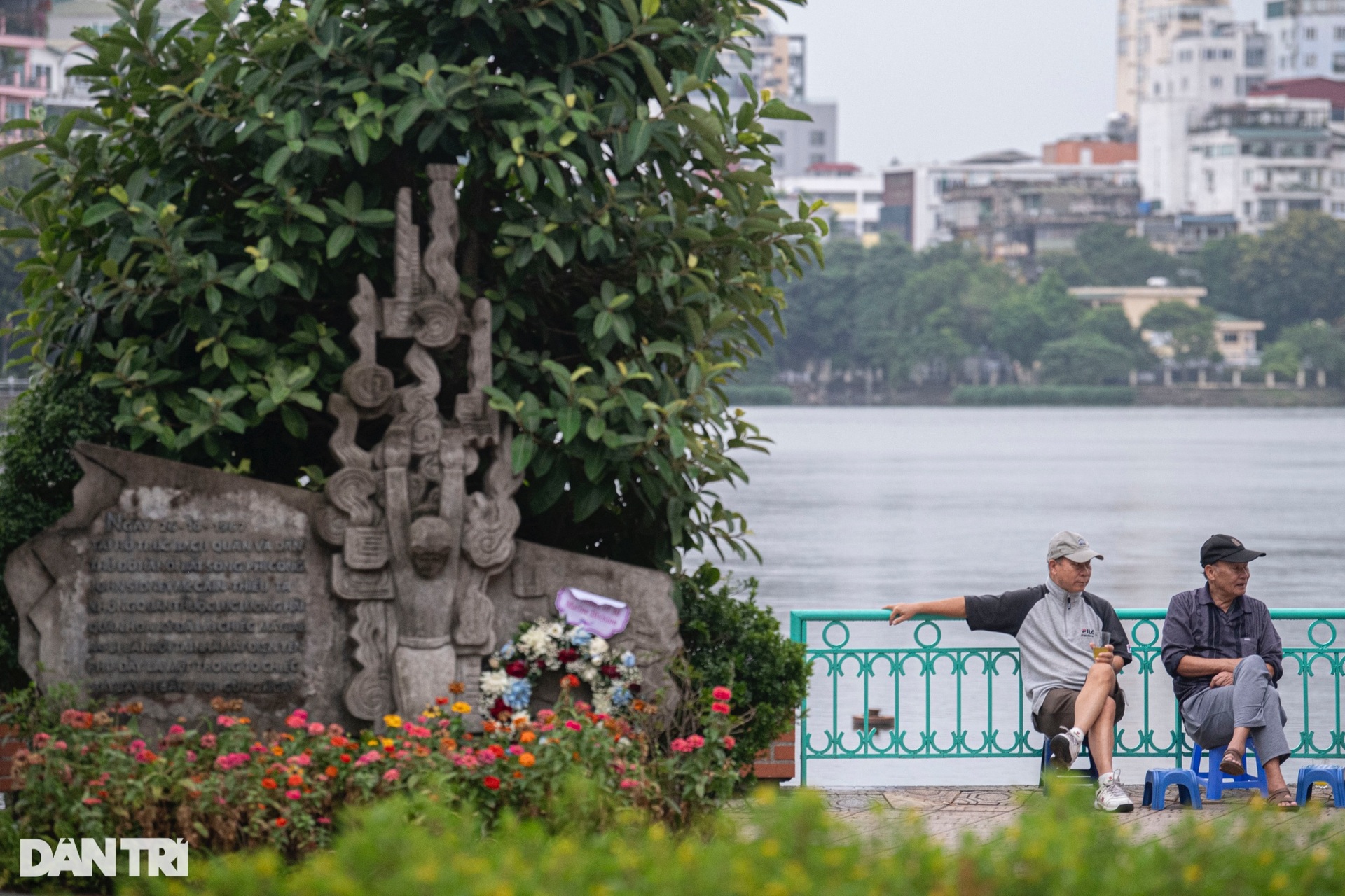 Nhiệt độ xuống thấp, người Hà Nội co ro đi làm trong mưa lạnh - 7 Nhiệt độ xuống thấp, người Hà Nội co ro đi làm trong mưa lạnh - 7