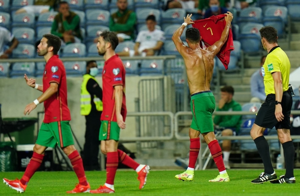 Phá kỷ lục của Ali Daei, C.Ronaldo hạnh phúc đến cạn lời - 2 Phá kỷ lục của Ali Daei, C.Ronaldo hạnh phúc đến cạn lời - 2