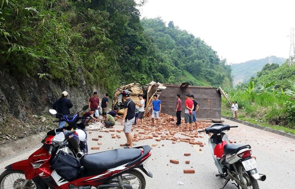 Xe chở gạch lật ngang đường, tài xế tử vong trong ca bin - 1 Xe chở gạch lật ngang đường, tài xế tử vong trong ca bin - 1