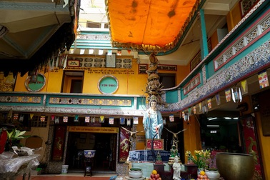 Ngôi chùa 150 tuổi làm từ 30 tấn mảnh sành ở Sài Gòn