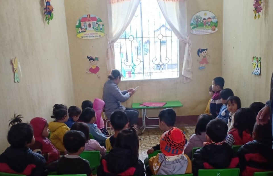 Giáo viên nháo nhào bế 200 học sinh chạy khỏi trường khi phòng học sắp sập - 8 Giáo viên nháo nhào bế 200 học sinh chạy khỏi trường khi phòng học sắp sập - 8