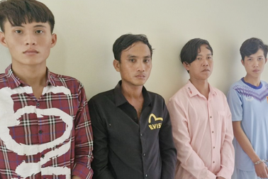 Nhóm đi ô tô bắt giữ người đi đường tống tiền