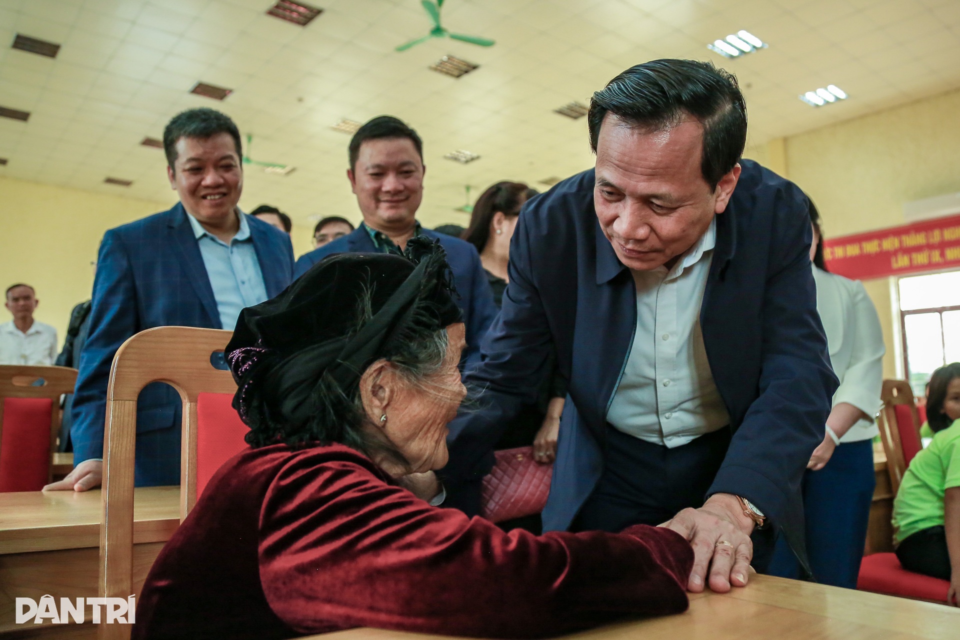 Bộ trưởng áy náy với cảnh bé trai, gái khuyết tật nặng phải ở chung phòng - 3