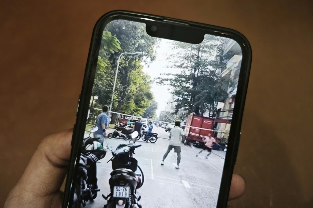 4 người đàn ông giăng lưới đánh cầu lông giữa đường ở TPHCM - 1 4 người đàn ông giăng lưới đánh cầu lông giữa đường ở TPHCM - 1