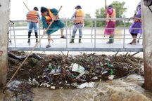 Nguy cơ vỡ đập tràn do rác ứ đọng, Đà Nẵng huy động bộ đội ứng cứu