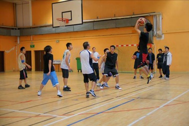 Du học sinh tại Pháp: Hào hứng tranh tài tại giải bóng rổ 2012