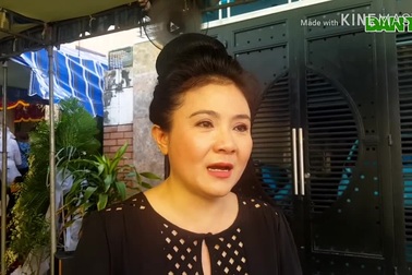 Nghệ sĩ Thanh Ngân khóc khi đến viếng nhạc sĩ Vũ Đức Sao Biển