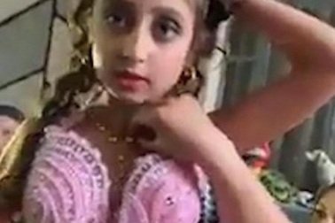 Cô dâu 8 tuổi, chú rể 10 tuổi kết hôn ở Rumani