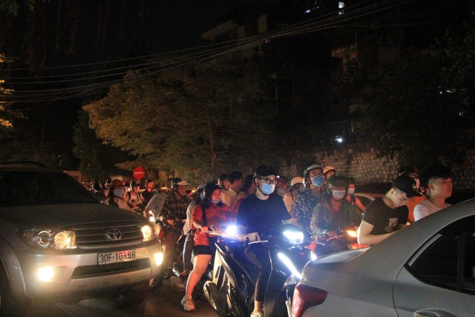Đường lên phố Hàng Mã ùn tắc kinh hoàng trước đêm Trung thu - 3
