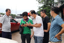 Tài xế xếp hàng dài chờ dán thẻ ETC qua trạm thu phí tự động ở TPHCM